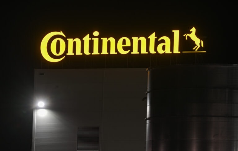 Continental 3d slova zute boje na objektu