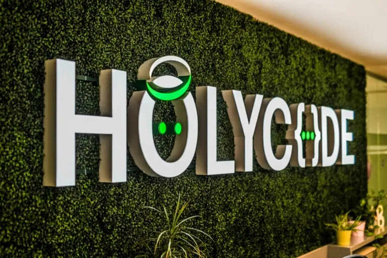 holycode 3d reklame postavljene u prostorijama kompanije