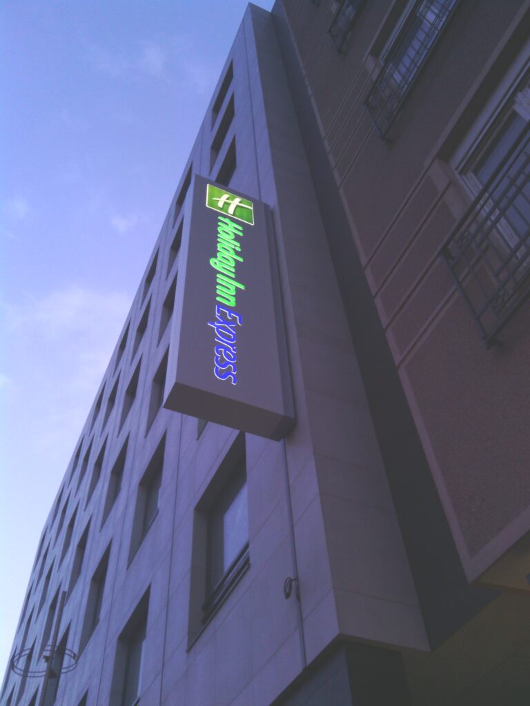 svetlece reklame holidayinn Express