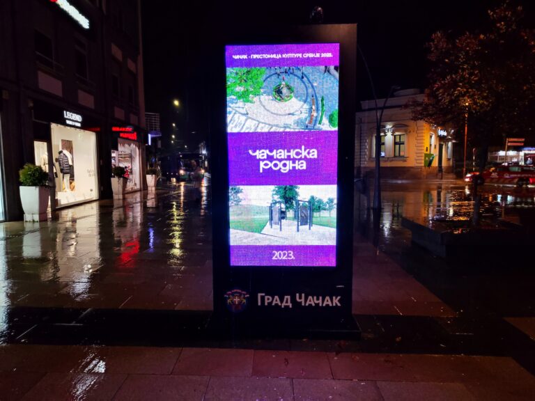 Led totem postavljen na gradskom setalistu u svrhu informisanja