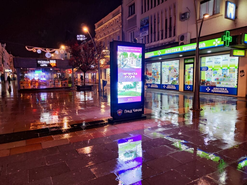 Studija slučaja grad Čačak totem displej LED ispred apoteke